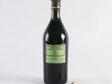 une vieille bouteille de vin avec un bouchon en liège à côté