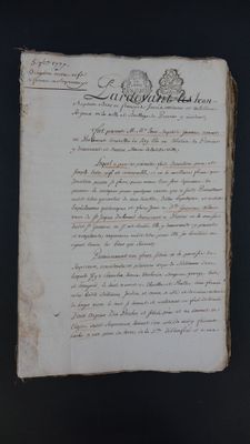un vieux document écrit posé sur une table