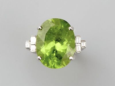 une bague en péridot et diamants