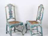 une paire de chaises peintes en bleu avec des assises en osier