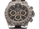 Montre Rolex avec cadran noir et bracelet argenté sur fond blanc