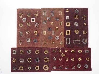 Collection de 93 boucles de ceintures en métal argenté ou do… - Photo 1