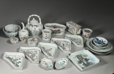de nombreuses pièces de porcelaine différentes sur la table