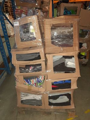 une pile de boîtes empilées les unes sur les autres