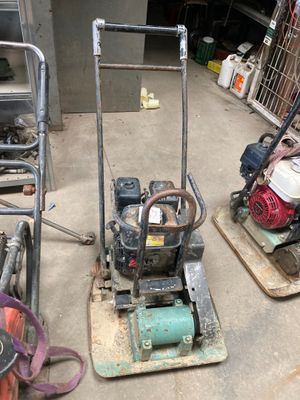 deux machines qui sont garées dans un garage