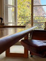 Grand bureau rectangulaire en bois reposant sur deux pieds c… (photo 3)