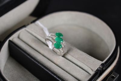 une bague qui se trouve dans une boîte sur une table