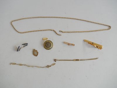 beaucoup de bijoux en or sur une table blanche