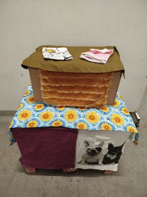 un gâteau posé sur une table