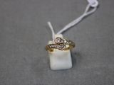 l'image d'une bague en or ornée de diamants