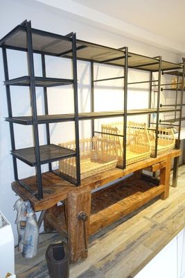 SUR DESIGNATION : Un établi bois surmonté d'une étagère méta…