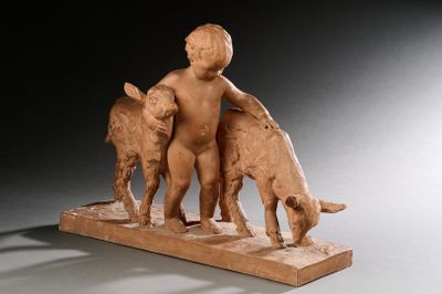 statue représentant un garçon accompagné de trois chiens, posée sur un socle en bois