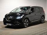 La camionnette noire est garée dans un garage dont le sol est recouvert d'un revêtement à carreaux.