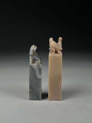 paire de figurines chinoises sculptées d'un homme et d'une femme