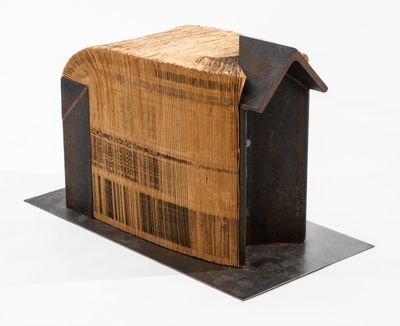 une boîte en bois sur laquelle est posé un livre