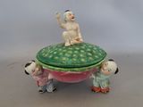 une petite figurine assise sur le dos d'une tortue