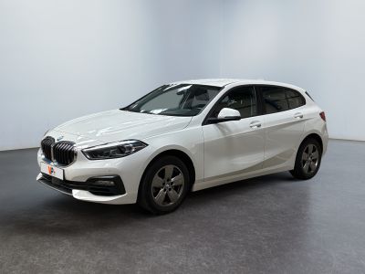 une BMW X1 blanche garée dans une pièce blanche