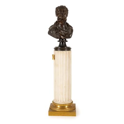 un buste d'homme en bronze et en marbre posé sur un socle
