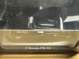 un gros plan d'un téléphone portable dans une boîte
