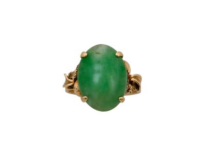 un gros plan d'une bague en jade vert sur fond blanc
