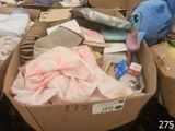 une boîte remplie de vêtements, avec un éléphant en peluche à l'intérieur