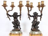 paire de figurines en bronze représentant un garçon et une fille tenant un candélabre