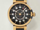 une montre noire et dorée avec un bracelet en cuir noir