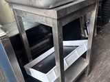 un évier en métal posé sur une table en bois