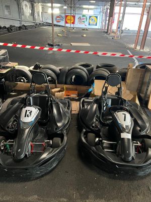 Lot de deux Karts électriques adultes, numéros 7 et 13.