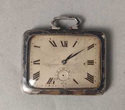 une petite horloge carrée avec des chiffres romains