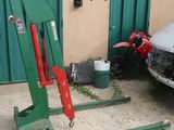 une voiture garée devant un garage