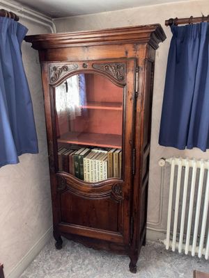Armoire bonnetière en bois naturel mouluré et sculpté, ouvra…