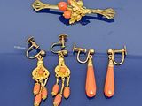 trois paires de boucles d'oreilles dorées et corail, ainsi qu'une paire de boucles d'oreilles
