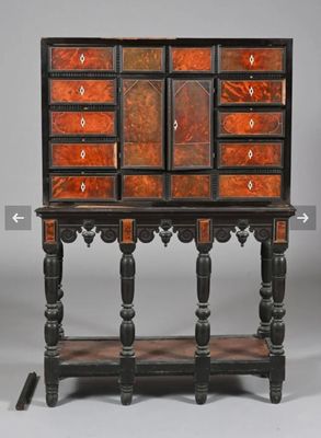 une vieille armoire en bois comportant de nombreux tiroirs, surmontée d'autres tiroirs