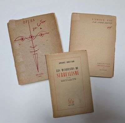 deux vieux livres posés l'un à côté de l'autre sur une table blanche