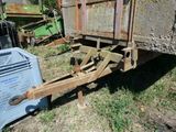 un camion garé dans l'herbe à côté d'une poubelle