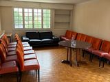 une pièce dans laquelle se trouvent des chaises, une table et un canapé