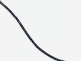une image représentant un collier bleu et blanc sur fond blanc