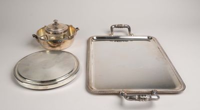 théière plaquée argent, miroir et théière sur un fond blanc