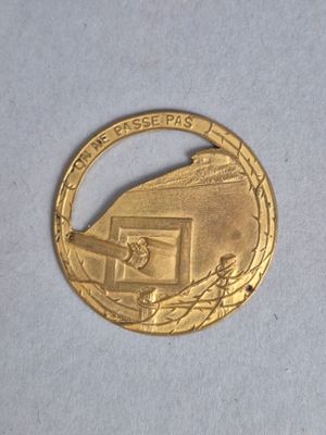 une pièce d'or sur laquelle est représenté un train