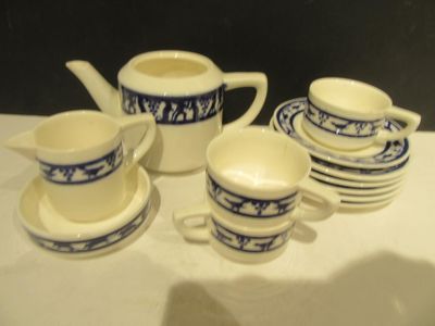 Plusieurs tasses et soucoupes sont alignées sur une table