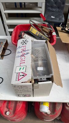 une bonbonne de gaz propane posée sur une table