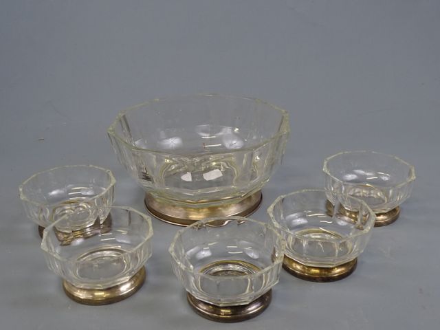 Partie de service à crème en verre moulé cerclé de métal argenté ...