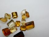 plusieurs morceaux de verre jaune et marron posés sur une surface blanche