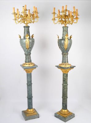 paire de candélabres en bronze et en bronze patiné, montés sur des socles