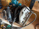 une photo montrant un ensemble d'outils posés sur une étagère