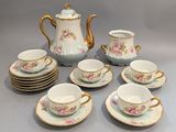 un grand nombre de tasses à thé et de soucoupes posées sur une table