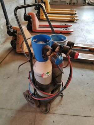 une machine posée sur le sol du garage