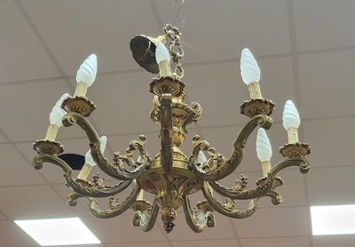 un lustre suspendu au plafond