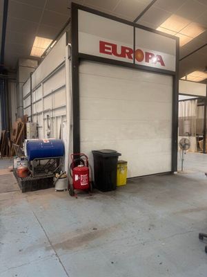 un grand garage contenant beaucoup de matériel